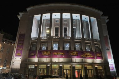 Yunanistan, Selanik; 8 Mart 2025, insanlar, binalar ve gece deniz kenarında trafik - EDITORIAL