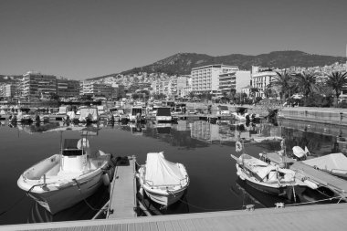 Yunanistan, Kavala, 8 Mart 2025, şehrin ve limanın panoramik manzarası - EDITORIAL