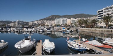 Yunanistan, Kavala, 8 Mart 2025, şehrin ve limanın panoramik manzarası - EDITORIAL