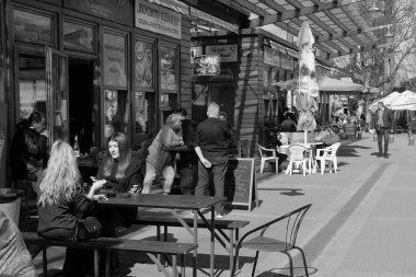 Bulgaristan, Sofya; 9 Mart 2025, şehir merkezindeki yerel bir gıda pazarındaki insanlar - EDITORIAL