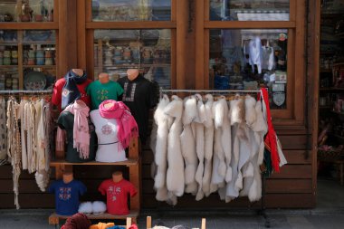 Bulgaristan, Sofya; giysi satıcısı şehir merkezinde yerel bir pazarda 