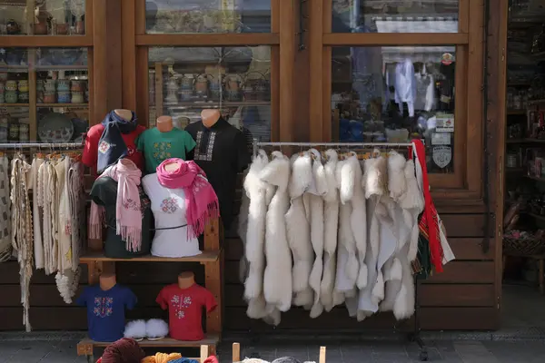 Bulgaristan, Sofya; giysi satıcısı şehir merkezinde yerel bir pazarda 