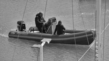 İtalya, Sicilya, Akdeniz, Marina di Ragusa (Ragusa ili); 6 Nisan 2025, limanda bir kauçuk teknede çift - EDITORIAL