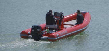 İtalya, Sicilya, Akdeniz, Marina di Ragusa (Ragusa ili); 6 Nisan 2025, limanda bir kauçuk teknede çift - EDITORIAL