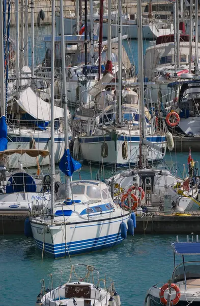 İtalya, Sicilya, Akdeniz, Marina di Ragusa (Ragusa Eyaleti); 6 Nisan 2025, limanda yelkenli tekneleri - EDITORIAL