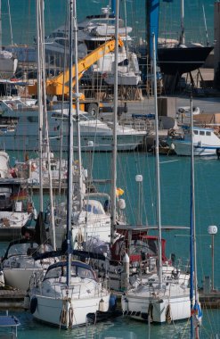 İtalya, Sicilya, Akdeniz, Marina di Ragusa (Ragusa Eyaleti); limanda lüks yatlar 