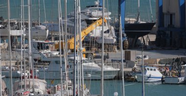 İtalya, Sicilya, Akdeniz, Marina di Ragusa (Ragusa Eyaleti); limanda lüks yatlar 