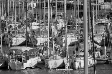 İtalya, Sicilya, Akdeniz, Marina di Ragusa (Ragusa ili); 17 Nisan 2025, limanda yelkenli tekneleri - EDITORIAL