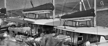 İtalya, Sicilya, Akdeniz, Marina di Ragusa (Ragusa Eyaleti); 17 Nisan 2025, limanda katamaran yelkenli tekneleri - EDITORIAL