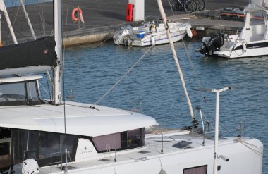 İtalya, Sicilya, Akdeniz, Marina di Ragusa (Ragusa Eyaleti); 17 Nisan 2025, limanda katamaran yelkenli teknesi - EDITORIAL