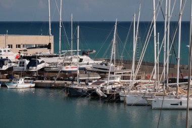 İtalya, Sicilya, Akdeniz, Marina di Ragusa (Ragusa ili); 28 Nisan 2025, limanda lüks yatlar - EDITORIAL