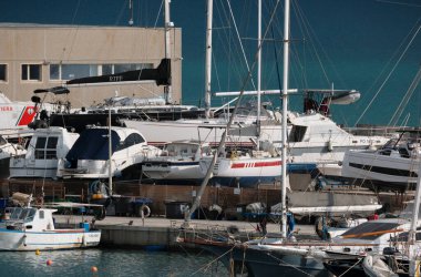 İtalya, Sicilya, Akdeniz, Marina di Ragusa (Ragusa ili); 28 Nisan 2025, limanda lüks yatlar - EDITORIAL