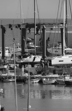 İtalya, Sicilya, Marina di Ragusa (Ragusa Eyaleti); 30 Nisan 2025, limanda yerel balıkçı tekneleri ve lüks yatlar - EDITORIAL