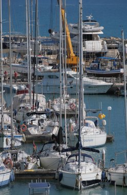 İtalya, Sicilya, Akdeniz, Marina di Ragusa (Ragusa ili); 30 Aprile 2025, limanda lüks yatlar - EDITORIAL