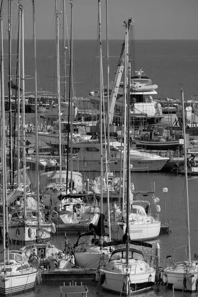 İtalya, Sicilya, Akdeniz, Marina di Ragusa (Ragusa ili); 30 Aprile 2025, limanda lüks yatlar - EDITORIAL