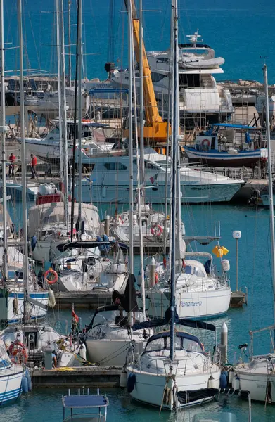 İtalya, Sicilya, Akdeniz, Marina di Ragusa (Ragusa ili); 30 Aprile 2025, limanda lüks yatlar - EDITORIAL