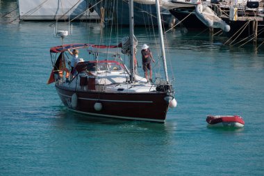 İtalya, Sicilya, Akdeniz, Marina di Ragusa (Ragusa Eyaleti); 30 Nisan 2025, limandaki bir yelkenli ve lüks yatlarda yaşayan insanlar - EDITORIAL