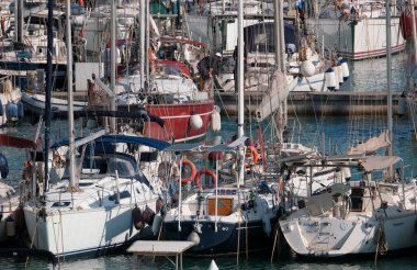 İtalya, Sicilya, Akdeniz, Marina di Ragusa (Ragusa Eyaleti); 30 Nisan 2025, limandaki bir yelkenli ve lüks yatlarda yaşayan insanlar - EDITORIAL