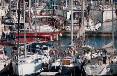 İtalya, Sicilya, Akdeniz, Marina di Ragusa (Ragusa Eyaleti); 30 Nisan 2025, limandaki bir yelkenli ve lüks yatlarda yaşayan insanlar - EDITORIAL