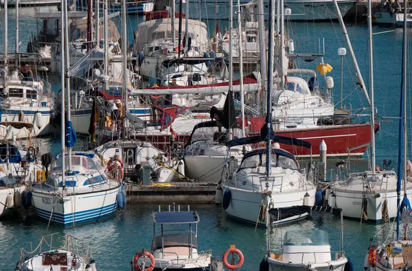 İtalya, Sicilya, Akdeniz, Marina di Ragusa (Ragusa Eyaleti); 30 Nisan 2025, limandaki bir yelkenli ve lüks yatlarda yaşayan insanlar - EDITORIAL