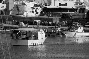 İtalya, Sicilya, Marina di Ragusa (Ragusa Eyaleti); 2 Mayıs 2025, limanda yerel balıkçı tekneleri ve lüks yatlar - EDITORIAL