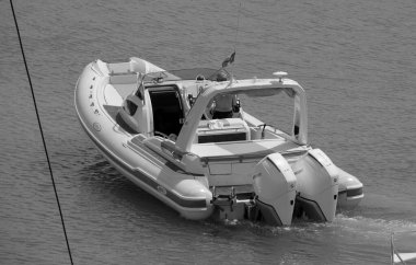 İtalya, Sicilya, Akdeniz, Marina di Ragusa (Ragusa Eyaleti); 3 Mayıs 2025, limandaki büyük bir lastik teknede adam - EDITORIAL