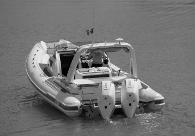 İtalya, Sicilya, Akdeniz, Marina di Ragusa (Ragusa Eyaleti); 3 Mayıs 2025, limandaki büyük bir lastik teknede adam - EDITORIAL