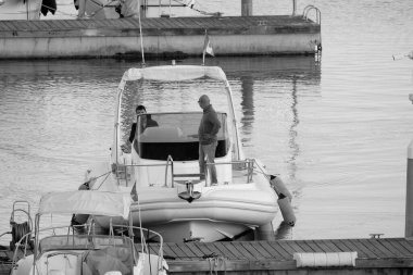 İtalya, Sicilya, Akdeniz, Marina di Ragusa (Ragusa Eyaleti); 3 Mayıs 2025, limandaki kauçuk bir teknede adamlar - EDITORIAL