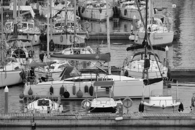 İtalya, Sicilya, Akdeniz, Marina di Ragusa (Ragusa Eyaleti); 4 Mayıs 2025, limandaki bir yelkenli ve lüks yatlarda erkekler - EDITORIAL
