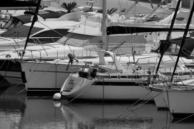 İtalya, Sicilya, Akdeniz, Marina di Ragusa (Ragusa ili); 5 Mayıs 2025, limanda lüks yatlar - EDITORIAL