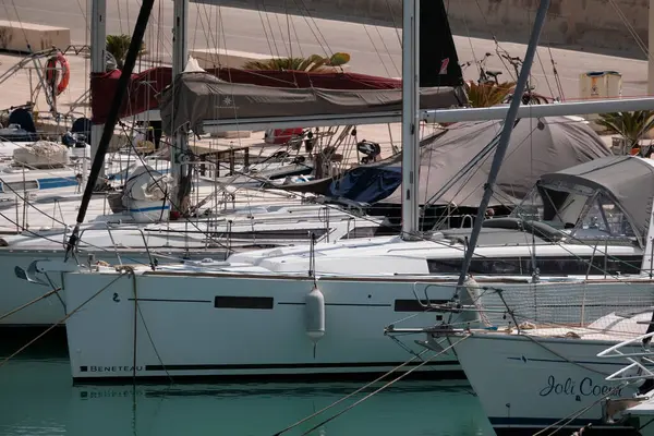 İtalya, Sicilya, Akdeniz, Marina di Ragusa (Ragusa ili); 5 Mayıs 2025, limanda lüks yatlar - EDITORIAL