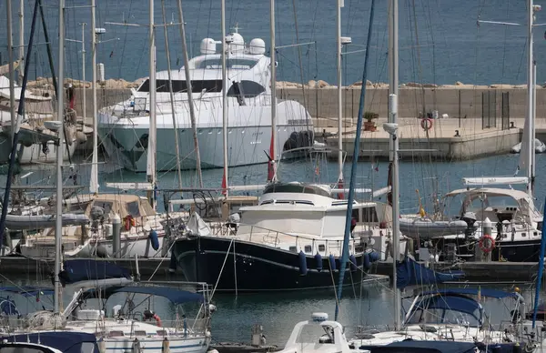 İtalya, Sicilya, Akdeniz, Marina di Ragusa (Ragusa ili); 5 Mayıs 2025, limanda lüks yatlar - EDITORIAL