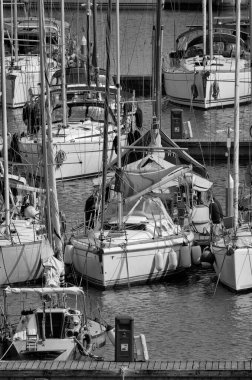 İtalya, Sicilya, Akdeniz, Marina di Ragusa (Ragusa ili); 5 Mayıs 2025, limanda lüks yatlar - EDITORIAL