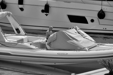 İtalya, Sicilya, Akdeniz, Marina di Ragusa (Ragusa Eyaleti); 4 Mayıs 2025, limanda büyük bir kauçuk teknede adam - EDITORIAL
