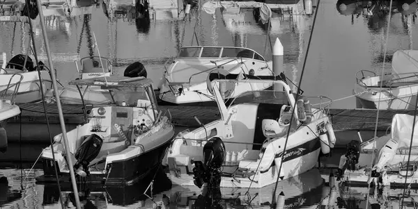 İtalya, Sicilya, Akdeniz, Marina di Ragusa (Ragusa Eyaleti); 6 Mayıs 2025, limanda motorlu tekneler ve lüks yatlar - EDITORIAL