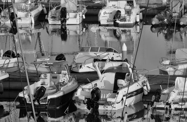 İtalya, Sicilya, Akdeniz, Marina di Ragusa (Ragusa Eyaleti); 6 Mayıs 2025, limanda motorlu tekneler ve lüks yatlar - EDITORIAL