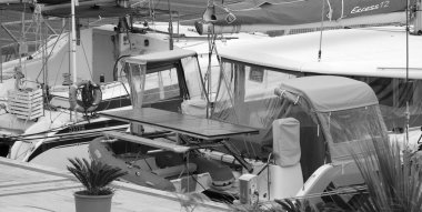 İtalya, Sicilya, Akdeniz, Marina di Ragusa (Ragusa Eyaleti); 8 Mayıs 2025, limanda katamaran yelkenli tekneleri - EDITORIAL