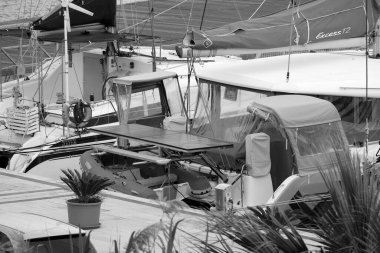 İtalya, Sicilya, Akdeniz, Marina di Ragusa (Ragusa Eyaleti); 8 Mayıs 2025, limanda katamaran yelkenli tekneleri - EDITORIAL