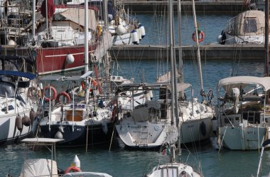 İtalya, Sicilya, Akdeniz, Marina di Ragusa (Ragusa Eyaleti); 9 Mayıs 2025, limanda yelkenli tekneleri - EDITORIAL