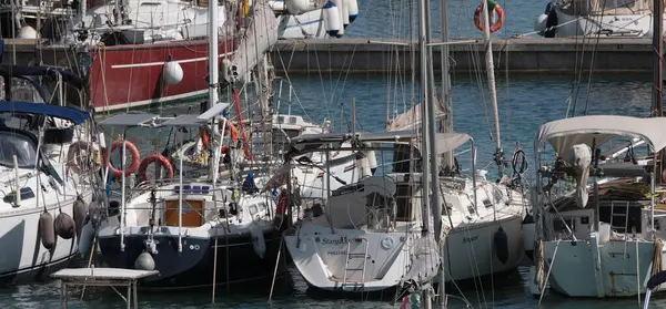 İtalya, Sicilya, Akdeniz, Marina di Ragusa (Ragusa Eyaleti); 9 Mayıs 2025, limanda yelkenli tekneleri - EDITORIAL