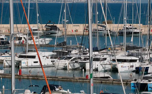 İtalya, Sicilya, Akdeniz, Marina di Ragusa (Ragusa ili); 9 Mayıs 2025, limanda lüks yatlar - EDITORIAL