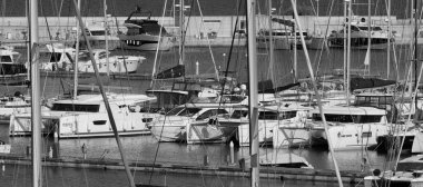 İtalya, Sicilya, Akdeniz, Marina di Ragusa (Ragusa ili); 9 Mayıs 2025, limanda lüks yatlar - EDITORIAL