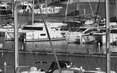 İtalya, Sicilya, Akdeniz, Marina di Ragusa (Ragusa ili); 9 Mayıs 2025, limanda lüks yatlar - EDITORIAL