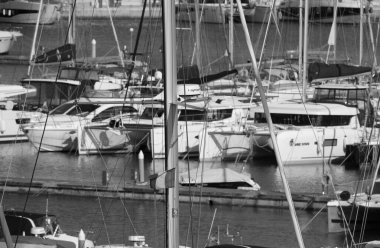 İtalya, Sicilya, Akdeniz, Marina di Ragusa (Ragusa ili); 9 Mayıs 2025, limanda lüks yatlar - EDITORIAL