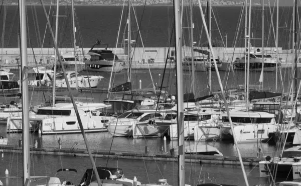 İtalya, Sicilya, Akdeniz, Marina di Ragusa (Ragusa ili); 9 Mayıs 2025, limanda lüks yatlar - EDITORIAL