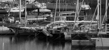 İtalya, Sicilya, Akdeniz, Marina di Ragusa (Ragusa ili); 9 Mayıs 2025, limanda lüks yatlar - EDITORIAL