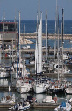 İtalya, Sicilya, Akdeniz, Marina di Ragusa (Ragusa Eyaleti); 10 Mayıs 2025, limanda motorlu tekneler ve lüks yatlar - EDITORIAL