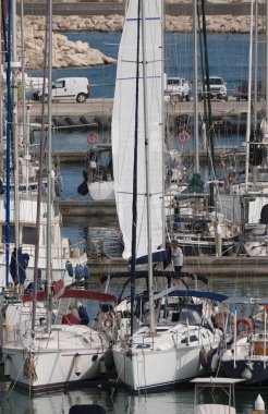 İtalya, Sicilya, Akdeniz, Marina di Ragusa (Ragusa Eyaleti); 10 Mayıs 2025, limanda motorlu tekneler ve lüks yatlar - EDITORIAL