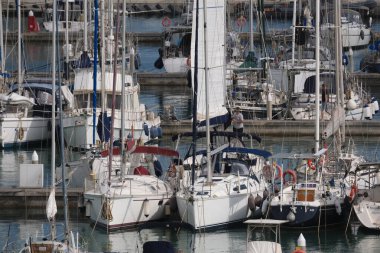 İtalya, Sicilya, Akdeniz, Marina di Ragusa (Ragusa Eyaleti); 10 Mayıs 2025, limanda motorlu tekneler ve lüks yatlar - EDITORIAL