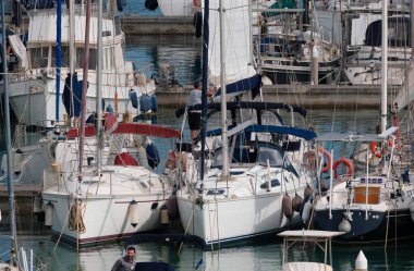 İtalya, Sicilya, Akdeniz, Marina di Ragusa (Ragusa Eyaleti); 10 Mayıs 2025, limanda motorlu tekneler ve lüks yatlar - EDITORIAL